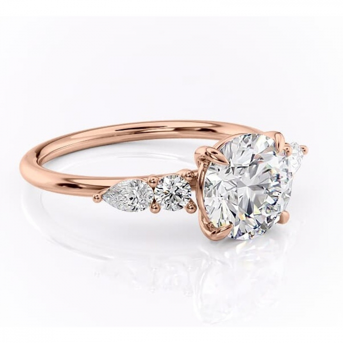 Inel de logodnă Lucinda din aur Rose 14kt cu moissanite tăietură rotundă – Montură cu trei pietre rafinată pentru profil înalt | Personalizează și configurează gratuit online [1]
