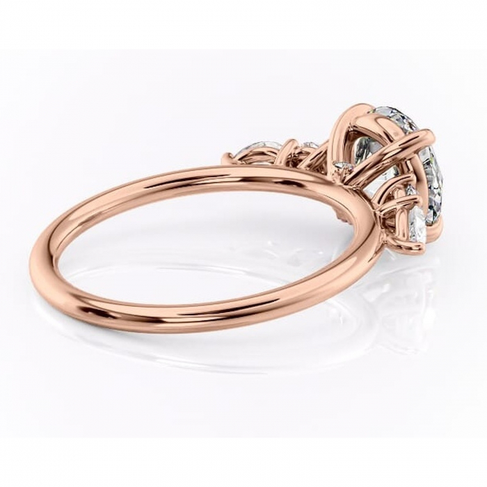 Inel de logodnă Lucinda din aur Rose 14kt cu moissanite tăietură rotundă – Montură cu trei pietre rafinată pentru profil înalt | Personalizează și configurează gratuit online [3]