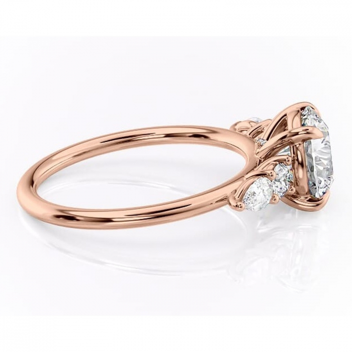 Inel de logodnă Lucinda din aur Rose 14kt cu moissanite tăietură rotundă – Montură cu trei pietre rafinată pentru profil înalt | Personalizează și configurează gratuit online [2]