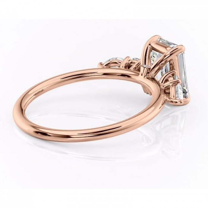 Inel de logodnă Lucinda din aur Rose 14kt cu moissanite tăietură smarald – Montură cu trei pietre rafinată pentru profil înalt | Personalizează și configurează gratuit online [3]