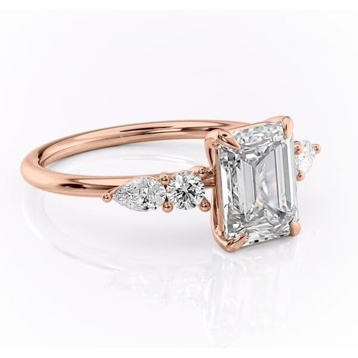 Inel de logodnă Lucinda din aur Rose 14kt cu moissanite tăietură smarald – Montură cu trei pietre rafinată pentru profil înalt | Personalizează și configurează gratuit online [1]