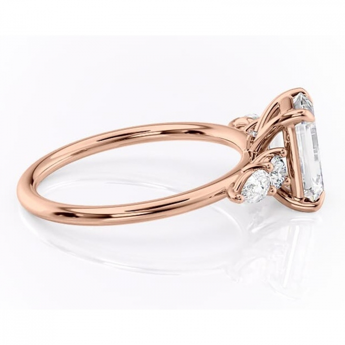 Inel de logodnă Lucinda din aur Rose 14kt cu moissanite tăietură smarald – Montură cu trei pietre rafinată pentru profil înalt | Personalizează și configurează gratuit online [2]