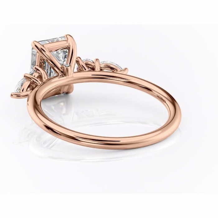 Inel de logodnă Lucinda din aur Rose 14kt cu moissanite tăietură smarald – Montură cu trei pietre rafinată pentru profil înalt | Personalizează și configurează gratuit online [4]