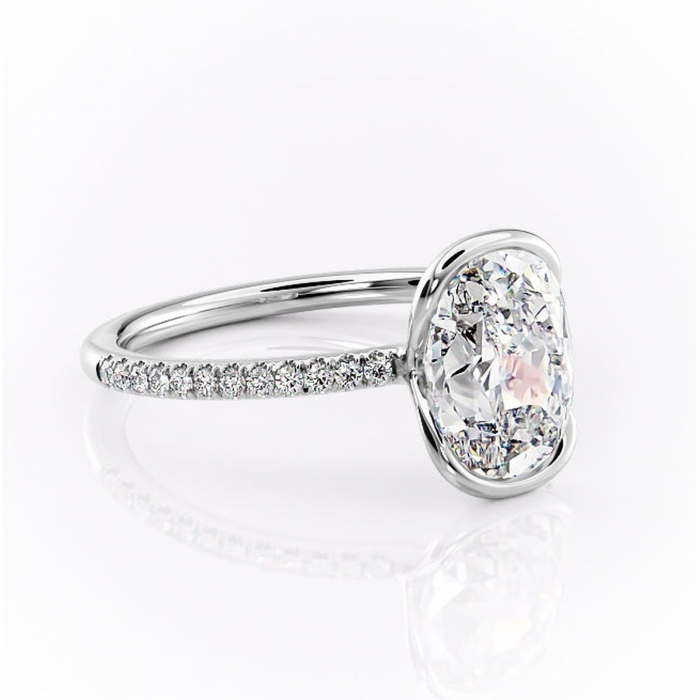 Inel de logodnă Maelis din aur Alb 14kt cu moissanite tăietură ovală – Montură închisă rafinată pentru profil mediu | Personalizează și configurează gratuit online [1]