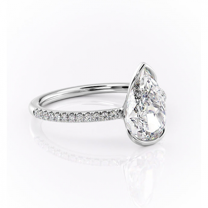 Inel de logodnă Maelis din aur Alb 14kt cu moissanite tăietură pară – Montură închisă rafinată pentru profil mediu | Personalizează și configurează gratuit online [1]