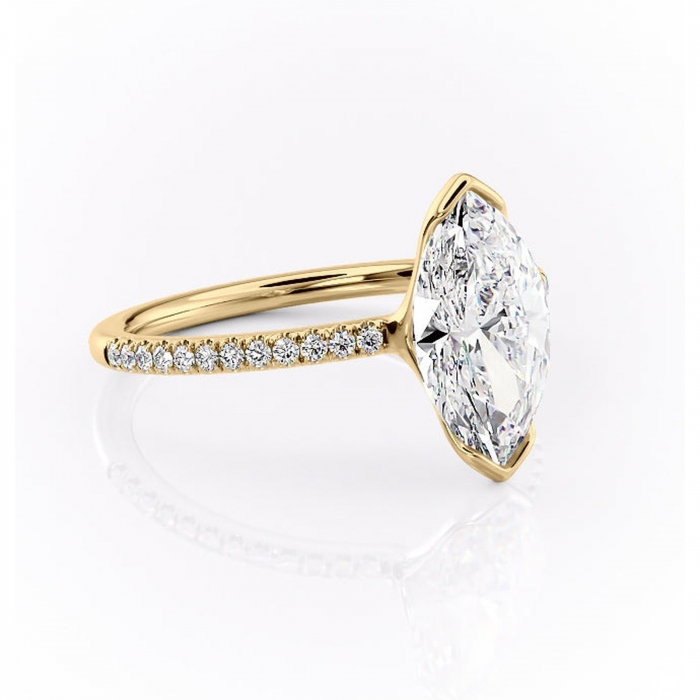 Inel de logodnă Maelis din aur Galben 14kt cu moissanite tăietură marquise – Montură închisă rafinată pentru profil mediu | Personalizează și configurează gratuit online [1]