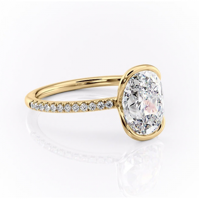 Inel de logodnă Maelis din aur Galben 14kt cu moissanite tăietură ovală – Montură închisă rafinată pentru profil mediu | Personalizează și configurează gratuit online [1]