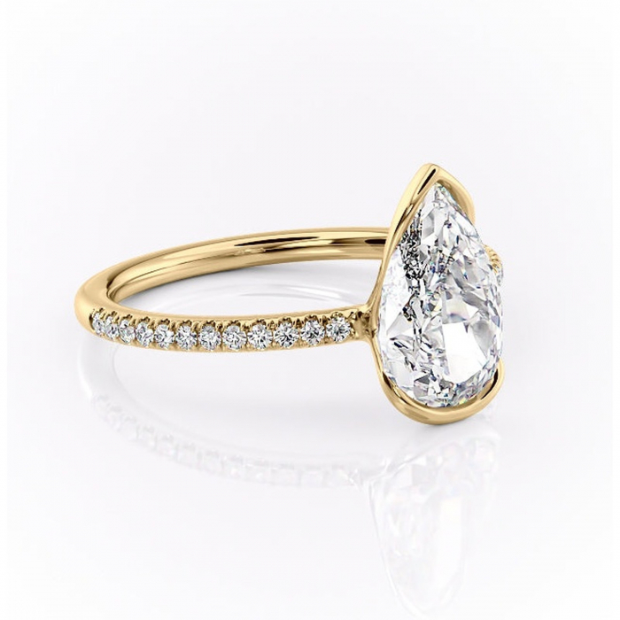 Inel de logodnă Maelis din aur Galben 14kt cu moissanite tăietură pară – Montură închisă rafinată pentru profil mediu | Personalizează și configurează gratuit online [1]