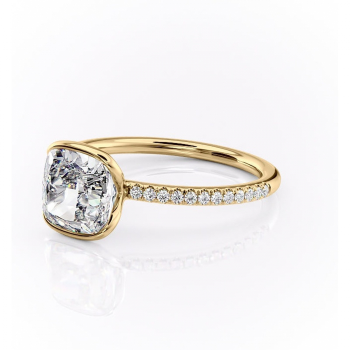 Inel de logodnă Maelis din aur Galben 14kt cu moissanite tăietură pernă – Montură închisă rafinată pentru profil mediu | Personalizează și configurează gratuit online [7]
