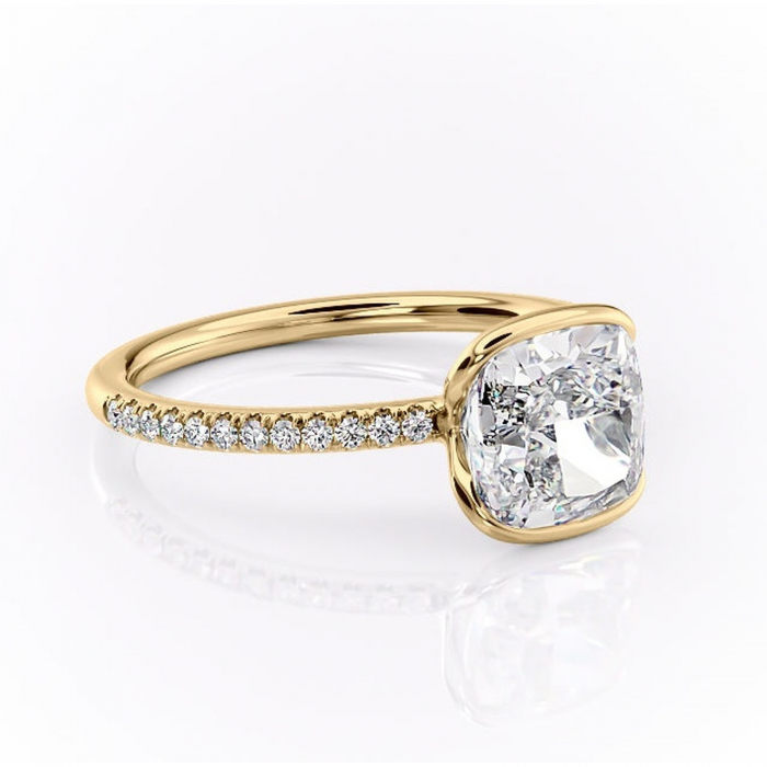 Inel de logodnă Maelis din aur Galben 14kt cu moissanite tăietură pernă – Montură închisă rafinată pentru profil mediu | Personalizează și configurează gratuit online [1]