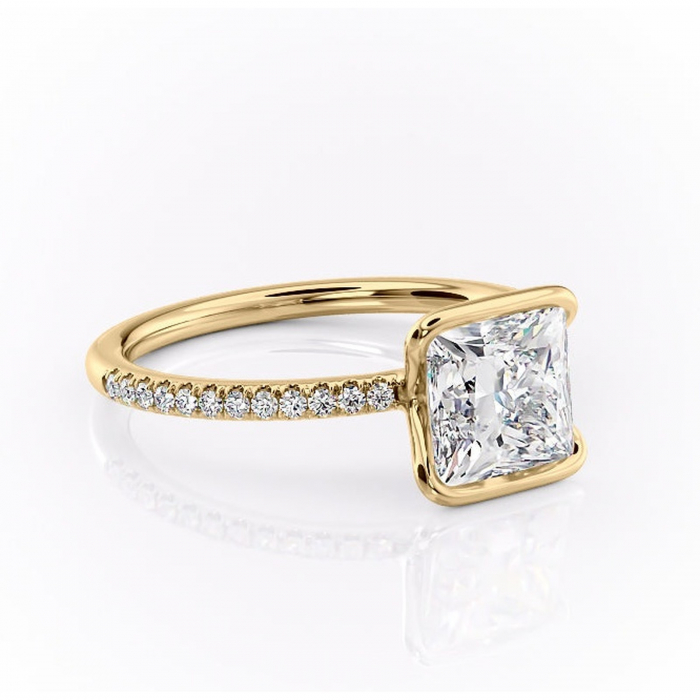 Inel de logodnă Maelis din aur Galben 14kt cu moissanite tăietură princess – Montură închisă rafinată pentru profil mediu | Personalizează și configurează gratuit online [1]
