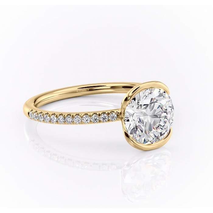 Inel de logodnă Maelis din aur Galben 14kt cu moissanite tăietură rotundă – Montură închisă rafinată pentru profil mediu | Personalizează și configurează gratuit online [1]