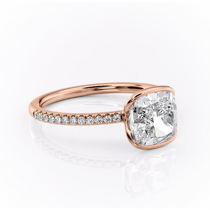 Inel de logodnă Maelis din aur Rose 18kt cu moissanite tăietură pernă – Montură închisă rafinată pentru profil mediu | Personalizează și configurează gratuit online [1]