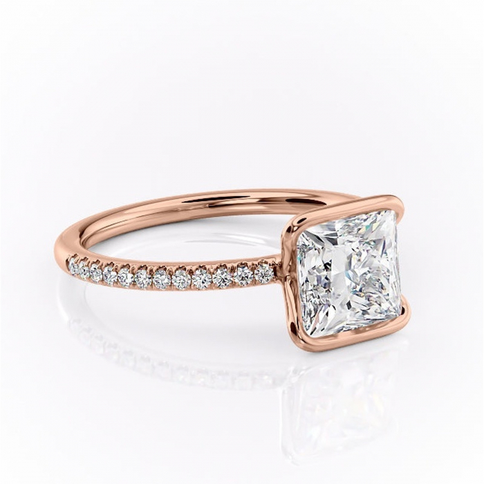 Inel de logodnă Maelis din aur Rose 14kt cu moissanite tăietură princess – Montură închisă rafinată pentru profil mediu | Personalizează și configurează gratuit online [1]