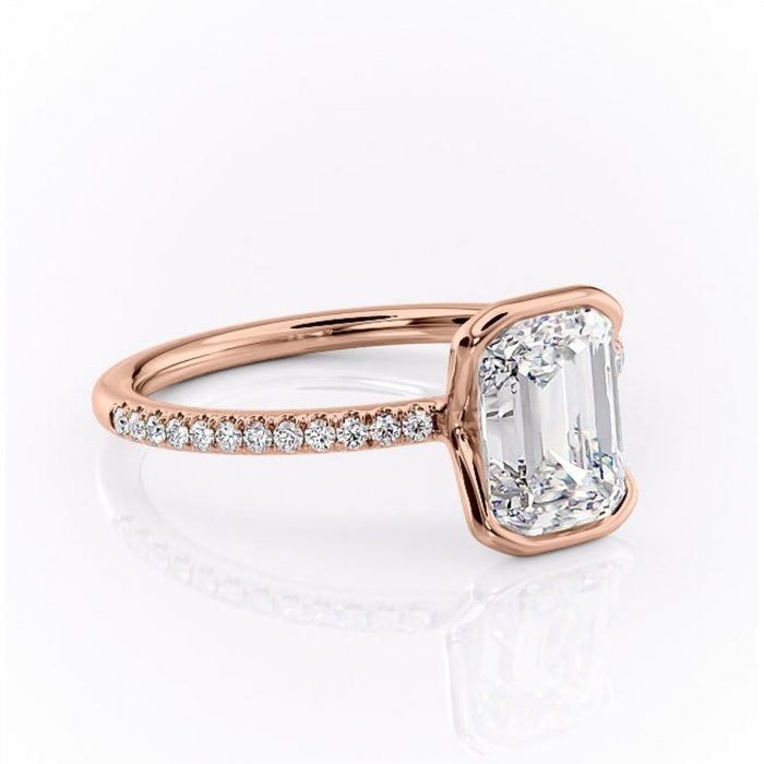 Inel de logodnă Maelis din aur Rose 18kt cu moissanite tăietură smarald – Montură închisă rafinată pentru profil mediu | Personalizează și configurează gratuit online [1]