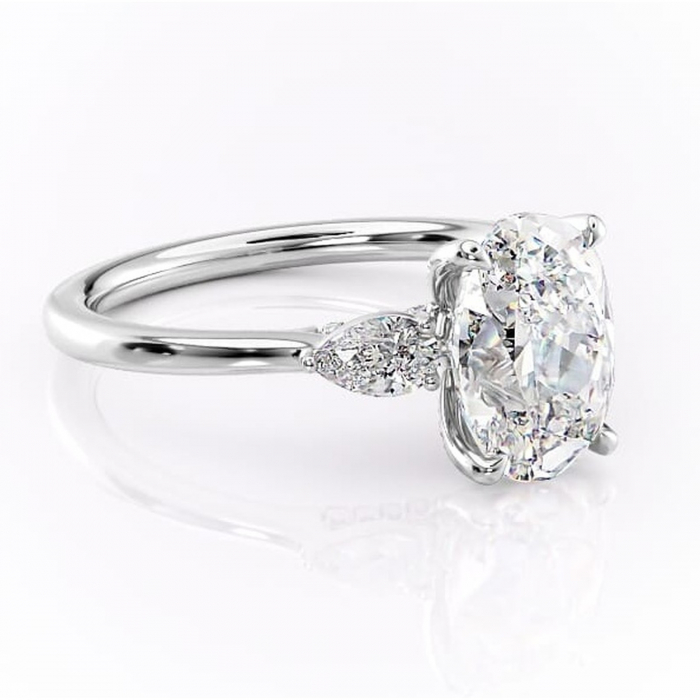 Inel de logodnă Matilda din aur Alb 14kt cu moissanite tăietură ovală – Montură cu trei pietre rafinată pentru profil înalt | Personalizează și configurează gratuit online [1]