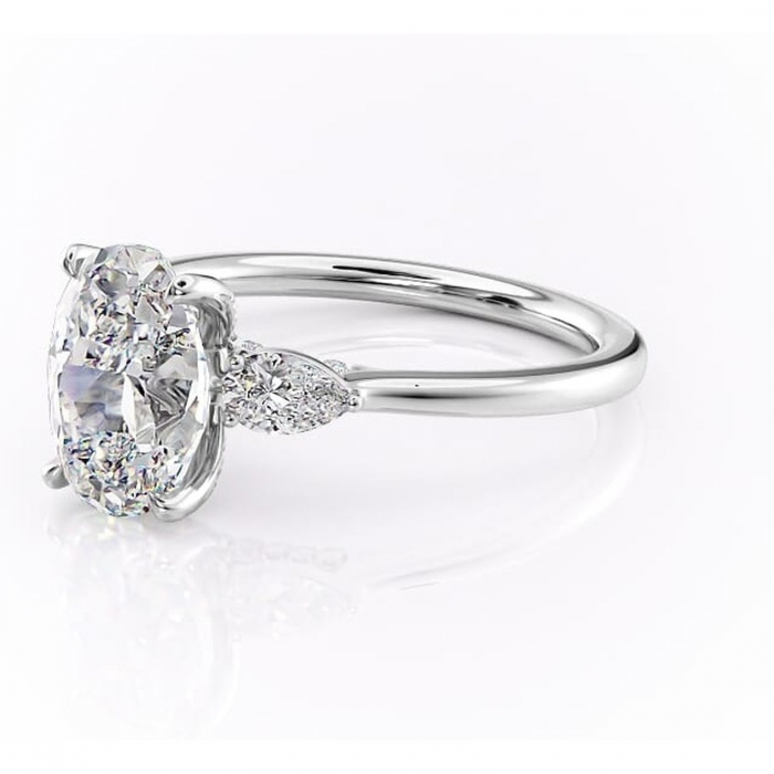 Inel de logodnă Matilda din aur Alb 14kt cu moissanite tăietură ovală – Montură cu trei pietre rafinată pentru profil înalt | Personalizează și configurează gratuit online [7]