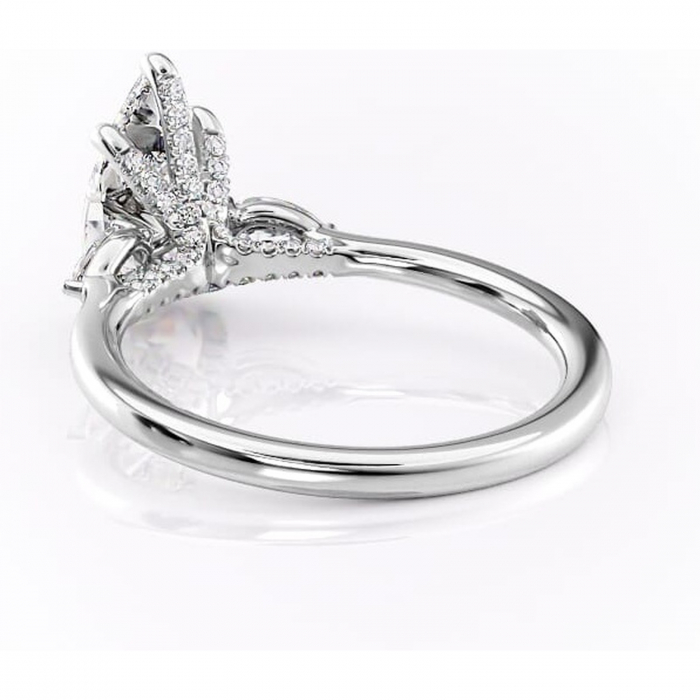 Inel de logodnă Matilda din aur Alb 14kt cu moissanite tăietură pară – Montură cu trei pietre rafinată pentru profil înalt | Personalizează și configurează gratuit online [4]