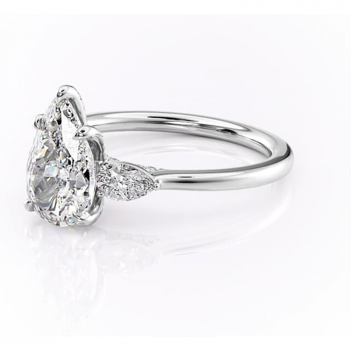 Inel de logodnă Matilda din aur Alb 14kt cu moissanite tăietură pară – Montură cu trei pietre rafinată pentru profil înalt | Personalizează și configurează gratuit online [7]