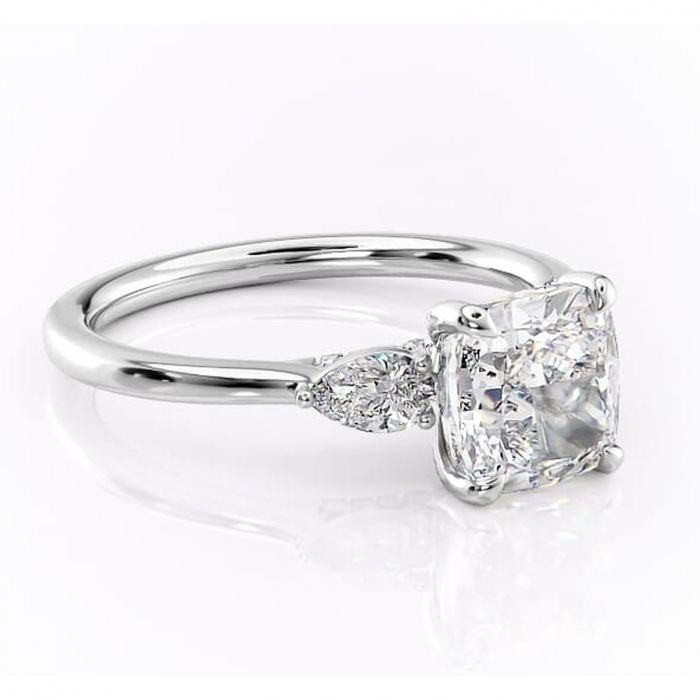 Inel de logodnă Matilda din aur Alb 14kt cu moissanite tăietură pernă – Montură cu trei pietre rafinată pentru profil înalt | Personalizează și configurează gratuit online [1]