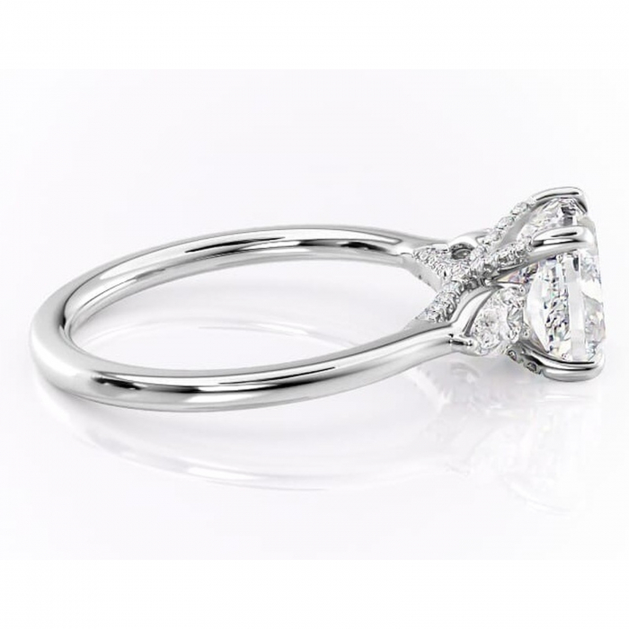 Inel de logodnă Matilda din aur Alb 14kt cu moissanite tăietură pernă – Montură cu trei pietre rafinată pentru profil înalt | Personalizează și configurează gratuit online [2]