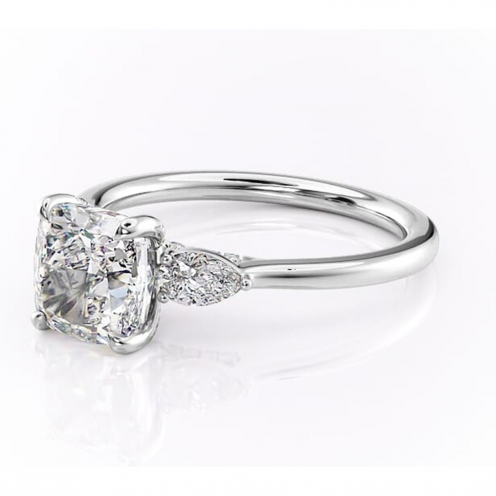 Inel de logodnă Matilda din aur Alb 14kt cu moissanite tăietură pernă – Montură cu trei pietre rafinată pentru profil înalt | Personalizează și configurează gratuit online [7]