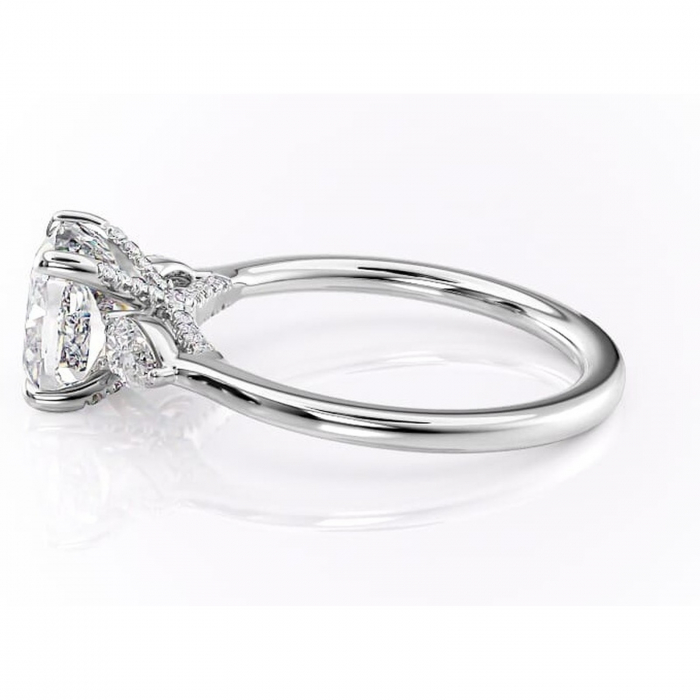 Inel de logodnă Matilda din aur Alb 14kt cu moissanite tăietură pernă – Montură cu trei pietre rafinată pentru profil înalt | Personalizează și configurează gratuit online [6]