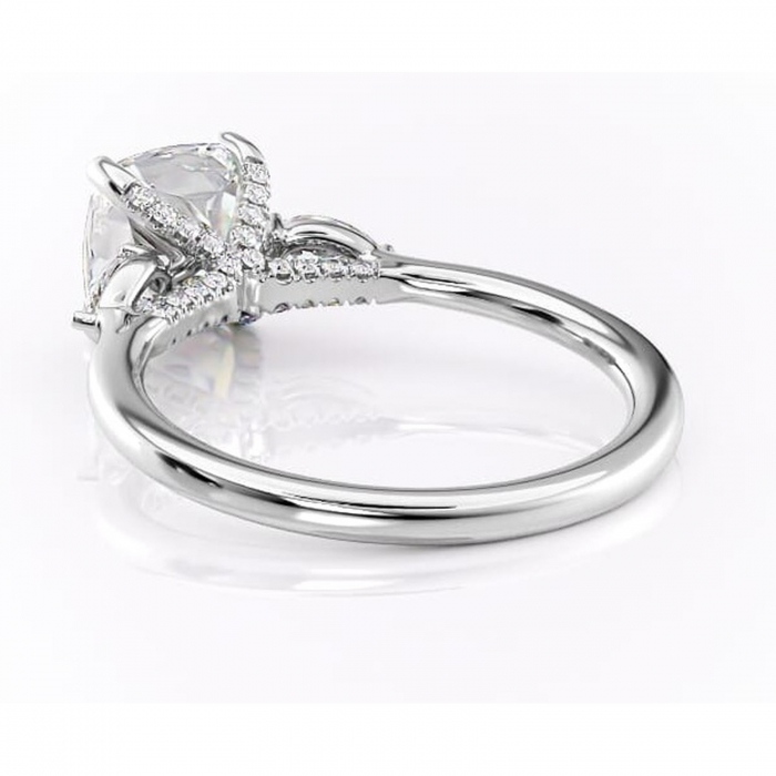 Inel de logodnă Matilda din aur Alb 14kt cu moissanite tăietură pernă – Montură cu trei pietre rafinată pentru profil înalt | Personalizează și configurează gratuit online [4]