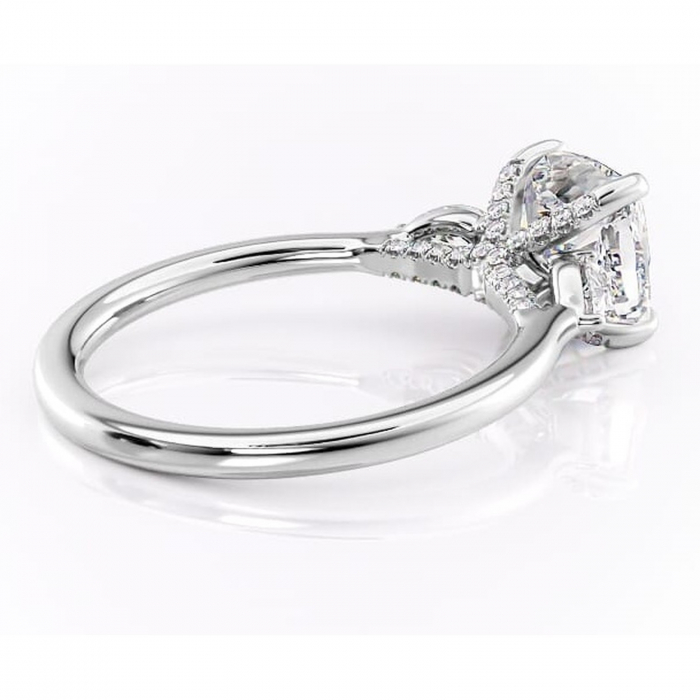 Inel de logodnă Matilda din aur Alb 14kt cu moissanite tăietură pernă – Montură cu trei pietre rafinată pentru profil înalt | Personalizează și configurează gratuit online [3]