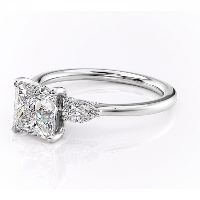 Inel de logodnă Matilda din aur Alb 14kt cu moissanite tăietură princess – Montură cu trei pietre rafinată pentru profil înalt | Personalizează și configurează gratuit online [7]