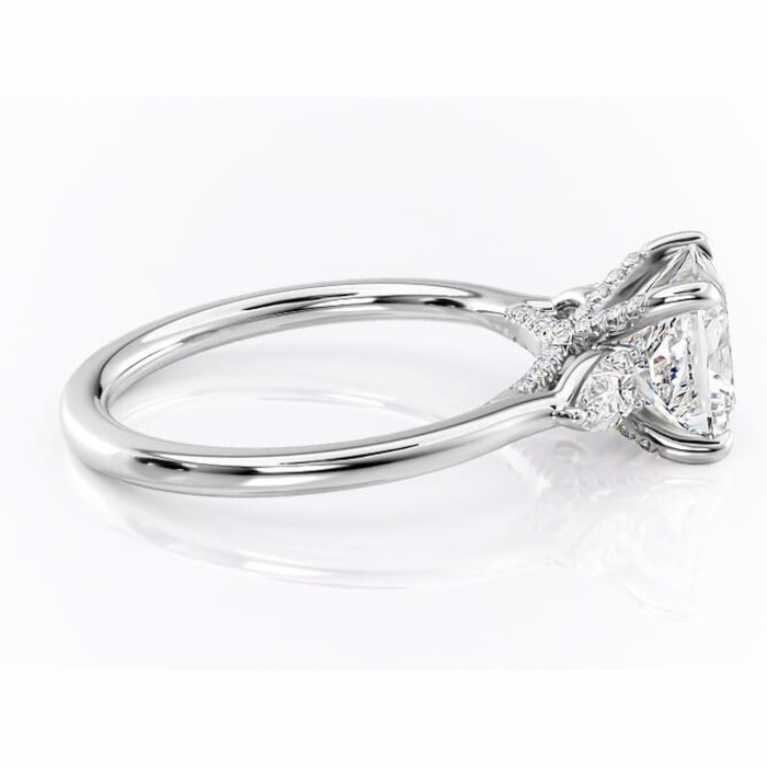 Inel de logodnă Matilda din aur Alb 14kt cu moissanite tăietură princess – Montură cu trei pietre rafinată pentru profil înalt | Personalizează și configurează gratuit online [2]