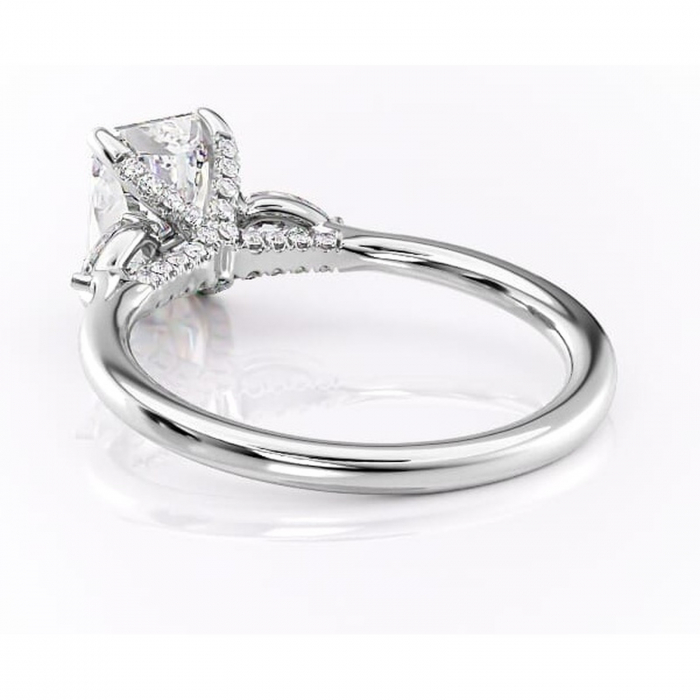 Inel de logodnă Matilda din aur Alb 14kt cu moissanite tăietură radiantă – Montură cu trei pietre rafinată pentru profil înalt | Personalizează și configurează gratuit online [4]