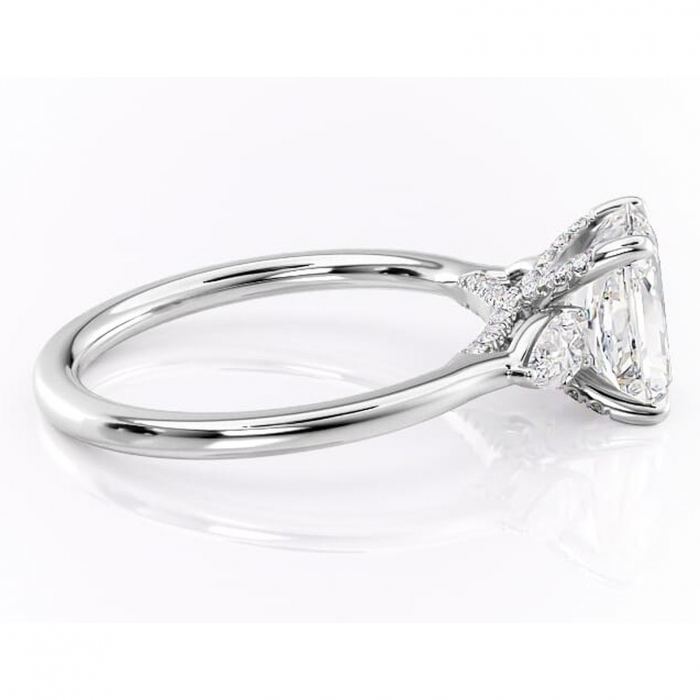 Inel de logodnă Matilda din aur Alb 14kt cu moissanite tăietură radiantă – Montură cu trei pietre rafinată pentru profil înalt | Personalizează și configurează gratuit online [2]