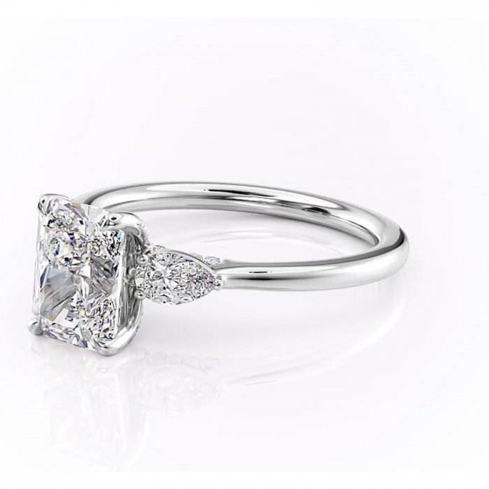 Inel de logodnă Matilda din aur Alb 14kt cu moissanite tăietură radiantă – Montură cu trei pietre rafinată pentru profil înalt | Personalizează și configurează gratuit online [7]