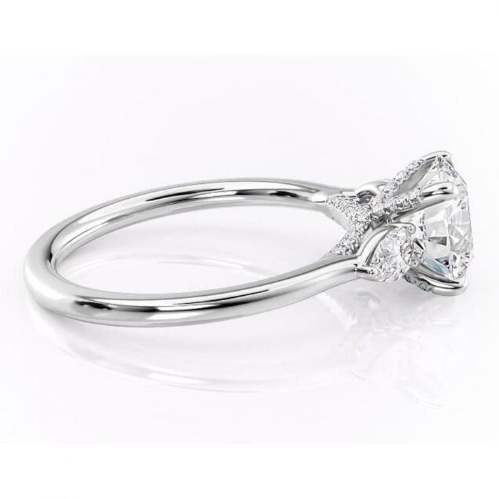 Inel de logodnă Matilda din aur Alb 14kt cu moissanite tăietură rotundă – Montură cu trei pietre rafinată pentru profil înalt | Personalizează și configurează gratuit online [2]