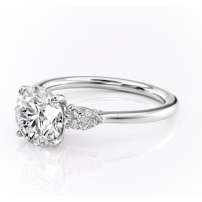Inel de logodnă Matilda din aur Alb 14kt cu moissanite tăietură rotundă – Montură cu trei pietre rafinată pentru profil înalt | Personalizează și configurează gratuit online [7]