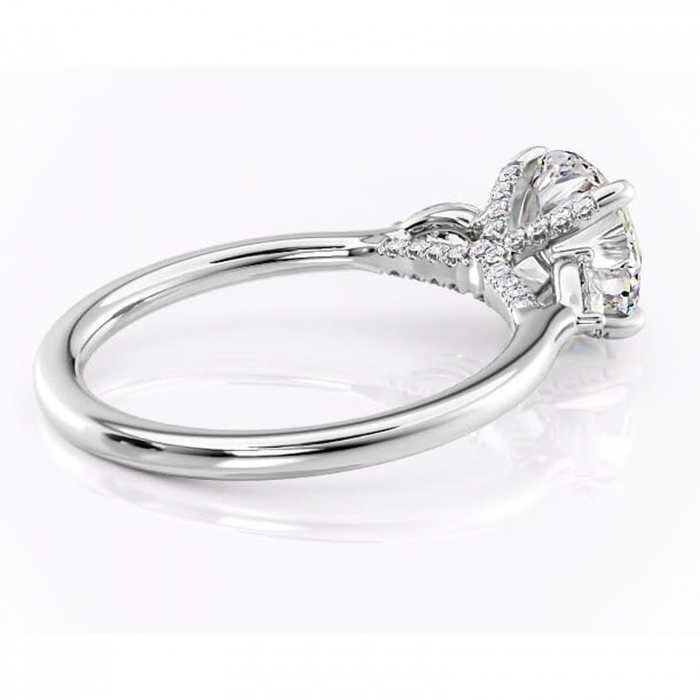 Inel de logodnă Matilda din aur Alb 14kt cu moissanite tăietură rotundă – Montură cu trei pietre rafinată pentru profil înalt | Personalizează și configurează gratuit online [3]