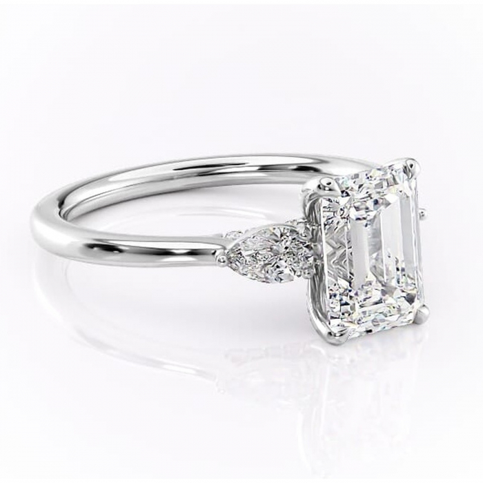 Inel de logodnă Matilda din aur Alb 14kt cu moissanite tăietură smarald – Montură cu trei pietre rafinată pentru profil înalt | Personalizează și configurează gratuit online [1]