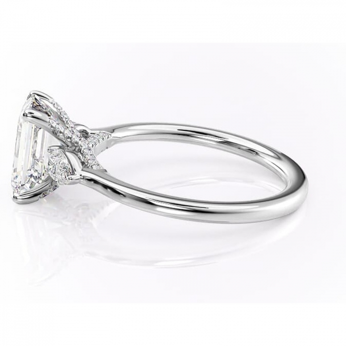 Inel de logodnă Matilda din aur Alb 14kt cu moissanite tăietură smarald – Montură cu trei pietre rafinată pentru profil înalt | Personalizează și configurează gratuit online [6]