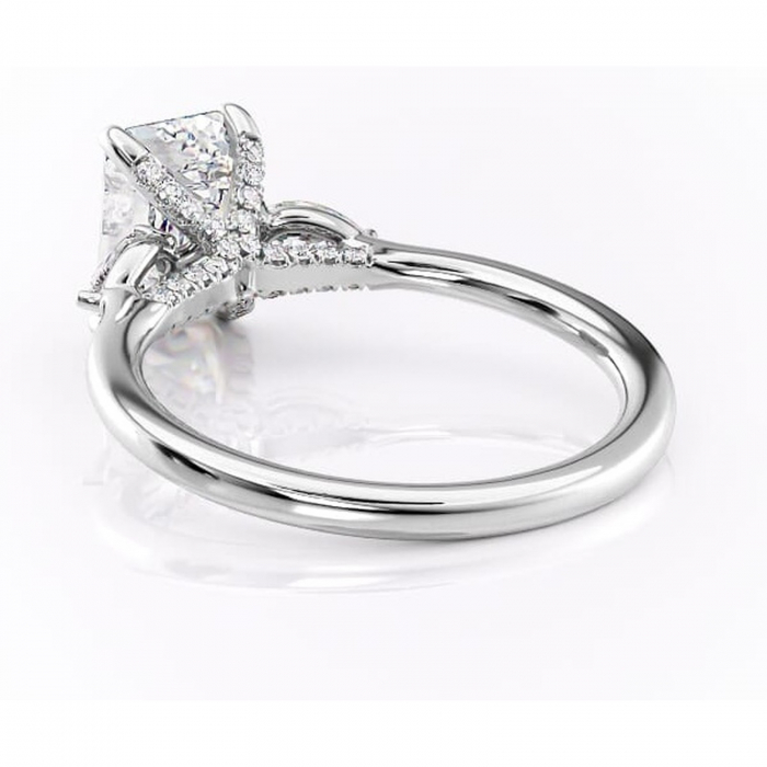 Inel de logodnă Matilda din aur Alb 14kt cu moissanite tăietură smarald – Montură cu trei pietre rafinată pentru profil înalt | Personalizează și configurează gratuit online [4]