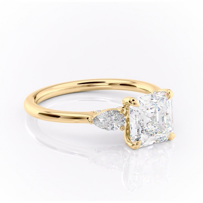 Inel de logodnă Matilda din aur Galben 18kt cu moissanite tăietură asscher – Montură cu trei pietre rafinată pentru profil înalt | Personalizează și configurează gratuit online [1]