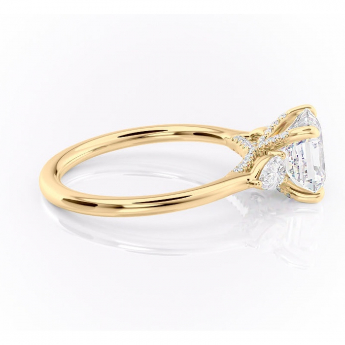 Inel de logodnă Matilda din aur Galben 18kt cu moissanite tăietură asscher – Montură cu trei pietre rafinată pentru profil înalt | Personalizează și configurează gratuit online [2]
