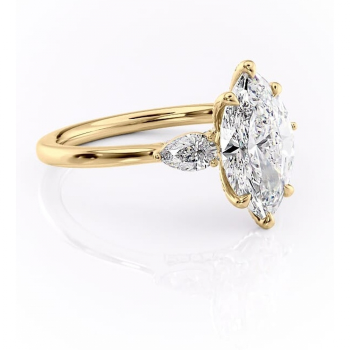 Inel de logodnă Matilda din aur Galben 14kt cu moissanite tăietură marquise – Montură cu trei pietre rafinată pentru profil înalt | Personalizează și configurează gratuit online [1]