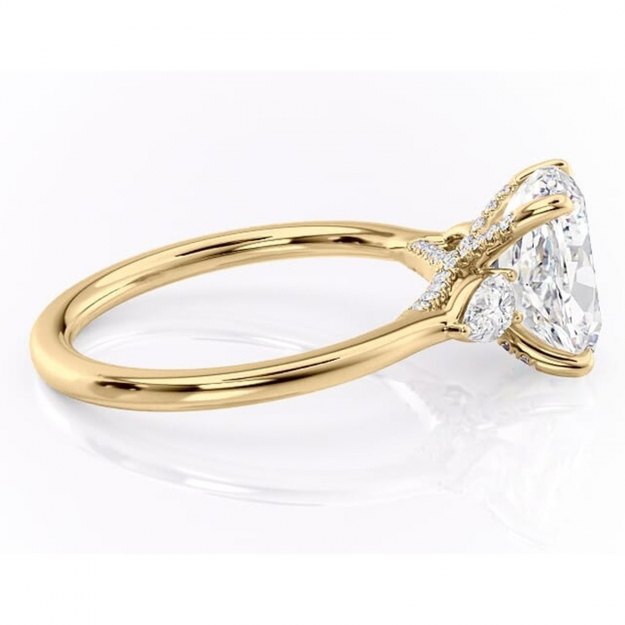 Inel de logodnă Matilda din aur Galben 14kt cu moissanite tăietură ovală – Montură cu trei pietre rafinată pentru profil înalt | Personalizează și configurează gratuit online [2]