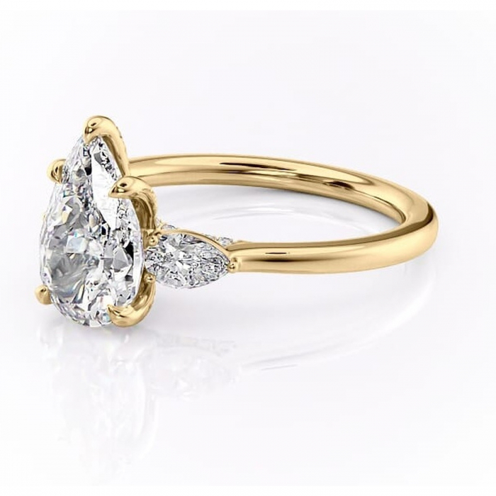 Inel de logodnă Matilda din aur Galben 14kt cu moissanite tăietură pară – Montură cu trei pietre rafinată pentru profil înalt | Personalizează și configurează gratuit online [7]