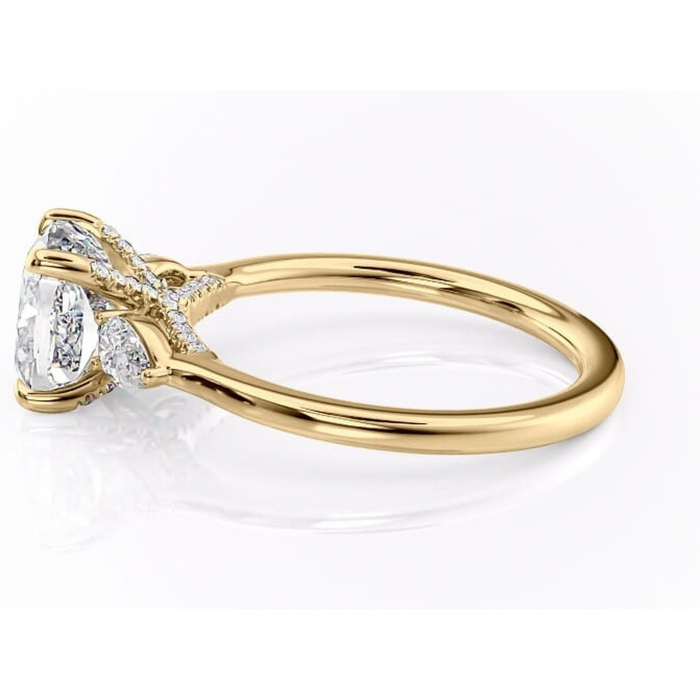 Inel de logodnă Matilda din aur Galben 18kt cu moissanite tăietură pernă – Montură cu trei pietre rafinată pentru profil înalt | Personalizează și configurează gratuit online [6]