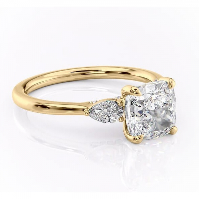 Inel de logodnă Matilda din aur Galben 18kt cu moissanite tăietură pernă – Montură cu trei pietre rafinată pentru profil înalt | Personalizează și configurează gratuit online [1]