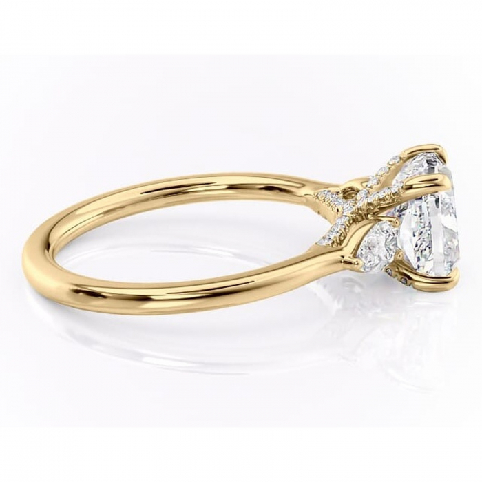 Inel de logodnă Matilda din aur Galben 18kt cu moissanite tăietură pernă – Montură cu trei pietre rafinată pentru profil înalt | Personalizează și configurează gratuit online [2]