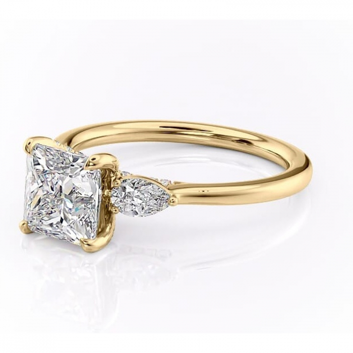Inel de logodnă Matilda din aur Galben 14kt cu moissanite tăietură princess – Montură cu trei pietre rafinată pentru profil înalt | Personalizează și configurează gratuit online [7]