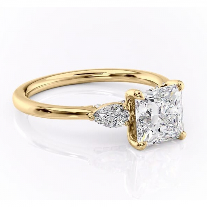 Inel de logodnă Matilda din aur Galben 14kt cu moissanite tăietură princess – Montură cu trei pietre rafinată pentru profil înalt | Personalizează și configurează gratuit online [1]